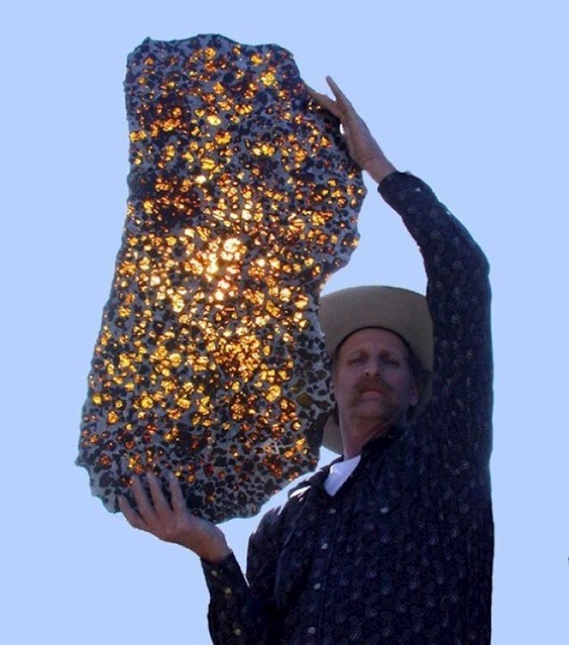 Muškarac drži meteorit star 4.5 milijarda godina.