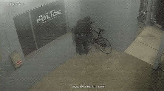 Ovom liku ništa nije zanimljivo bez doze rizika, pogledajte što je učinio ispred policijske postaje