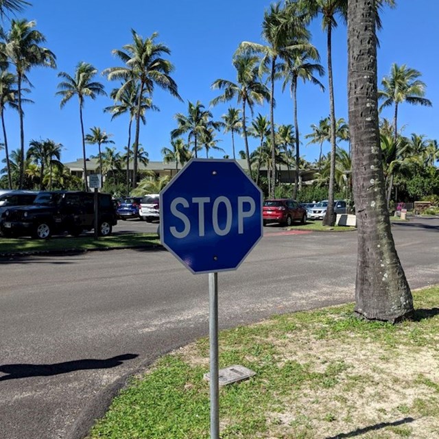 Jeste li ikad vidjeli plavi STOP znak? Ovaj se nalazi na Havajima.