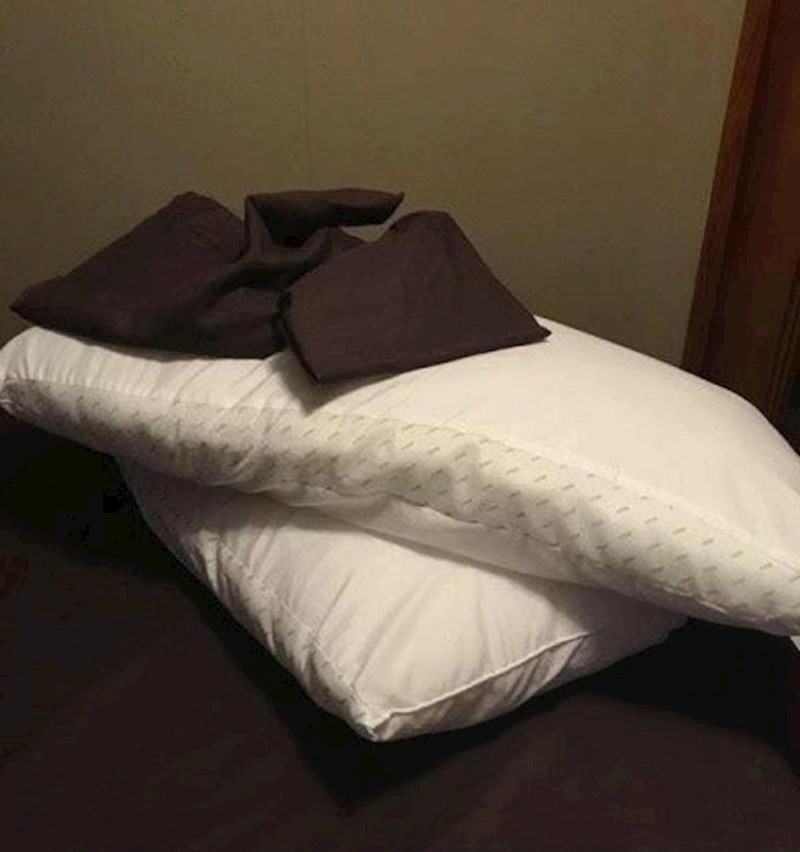 "Zamolila sam muža da stavi jastučnice na jastuke."