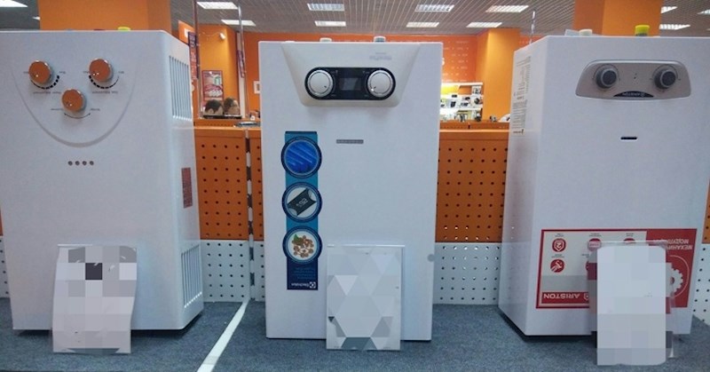 Tri prijatelja - jedan od njih je jako sretan, ostali su jako ozbiljni.