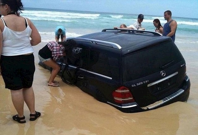 Evo zbog čega nije dobro parkirati auto na plaži.