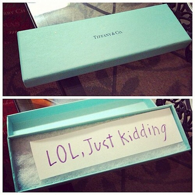 Djevojci je kupio poklon. Bar je ona tako mislila...