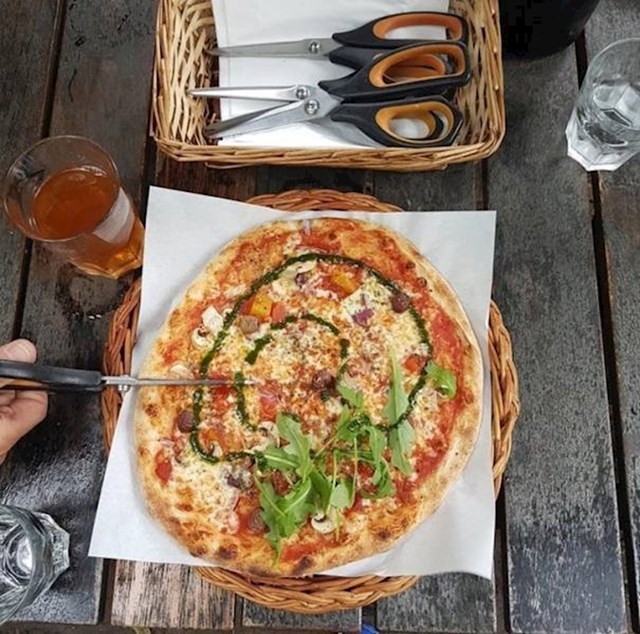 U Švedskoj vam u nekim restoranima / pizzerijama ne izrežu pizzu, umjesto toga dobijete škare kojima je možete sami izrezati.