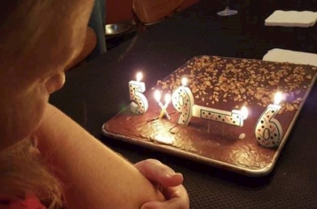 Muž je slavio 39. rođendan. Žena je napravila tortu, ali joj je falila svijeća u obliku broja 3. Evo kako je riješila taj problem. :)