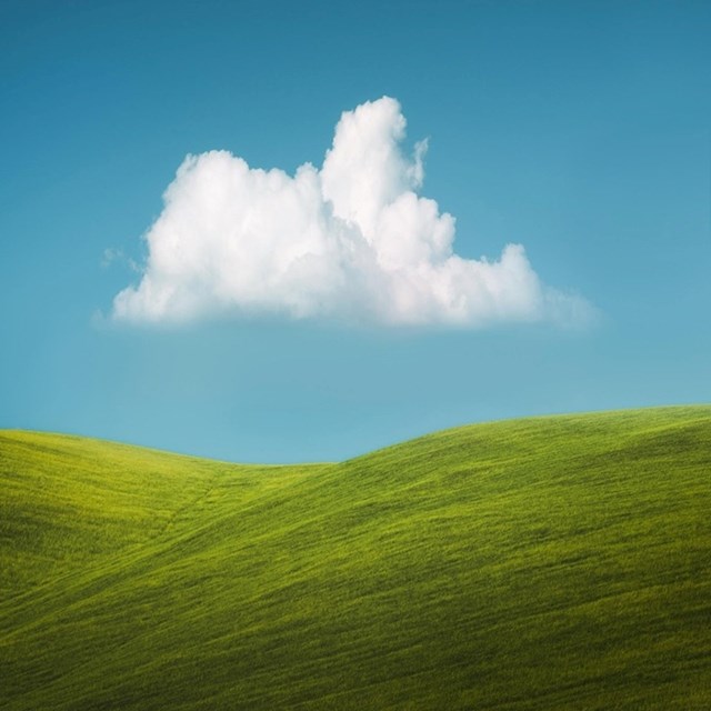 Brijeg i oblak u Italiji koji izgledaju kao Windowsova pozadina