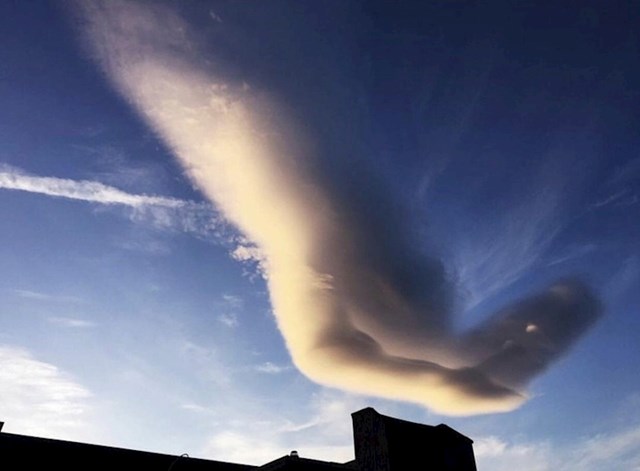 Ovaj oblak izgleda kao ruka koja se spušta s neba.