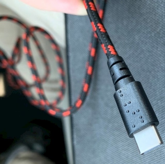 Na ovom USB punjaču na Brailleovom pismu piše "gornji dio".