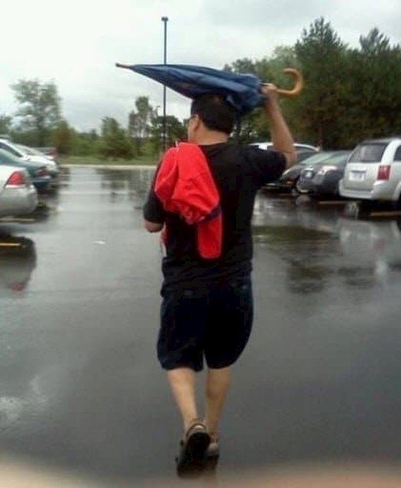 Ovako se ne koriste kišobrani.