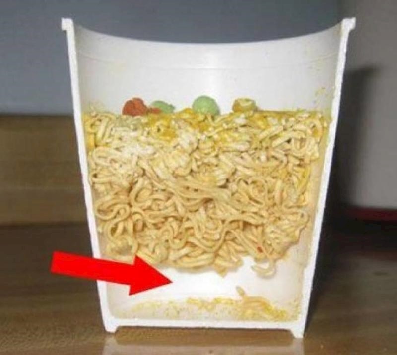 Kako zapravo pakiraju nudle da čaša izgleda punije...
