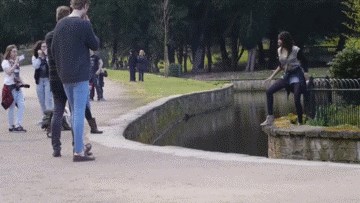 Djevojka nije uspjela preskočiti vodu, prijateljica ju je spasila na vrlo bolan način