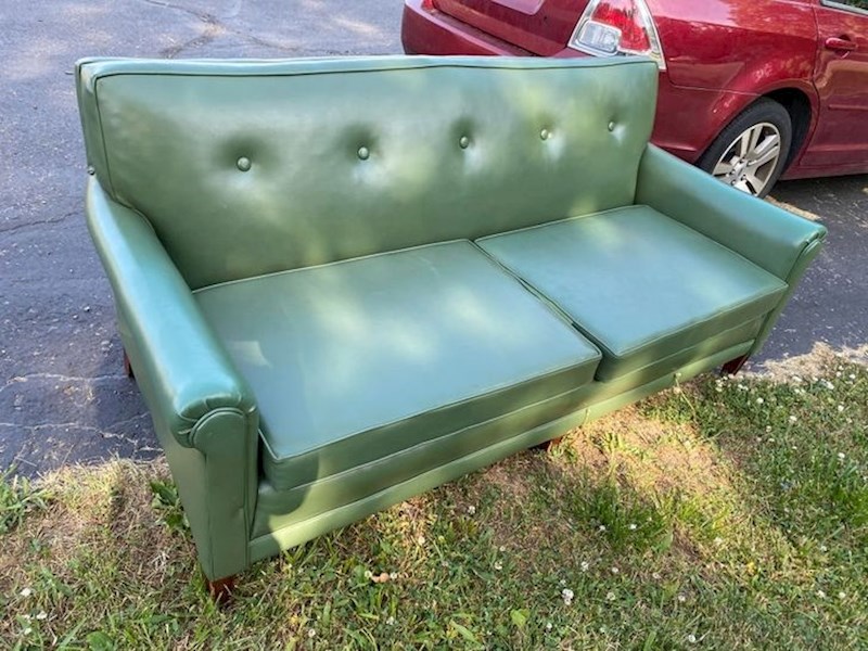 "Netko se htio riješiti ovog kauča iako je bio u odličnom stanju. Uzeli smo ga."