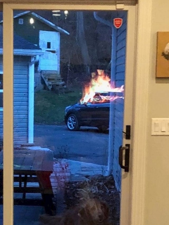 Ovaj auto ne gori. Vatra je samo refleksija na prozoru.