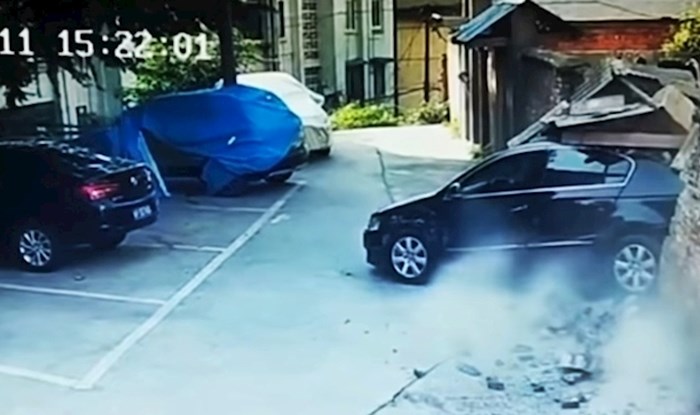 Kamere su snimile smiješne scene s vozačima koji imaju velikih problema s parkiranjem