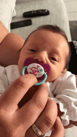 Mama je bebi izvadila dudicu iz usta, a onda ju je nešto nasmijalo do suza