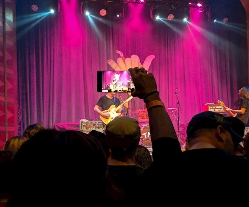 Ono kad netko cijeeeeelo vrijeme tijekom koncerta ovako drži mobitel...