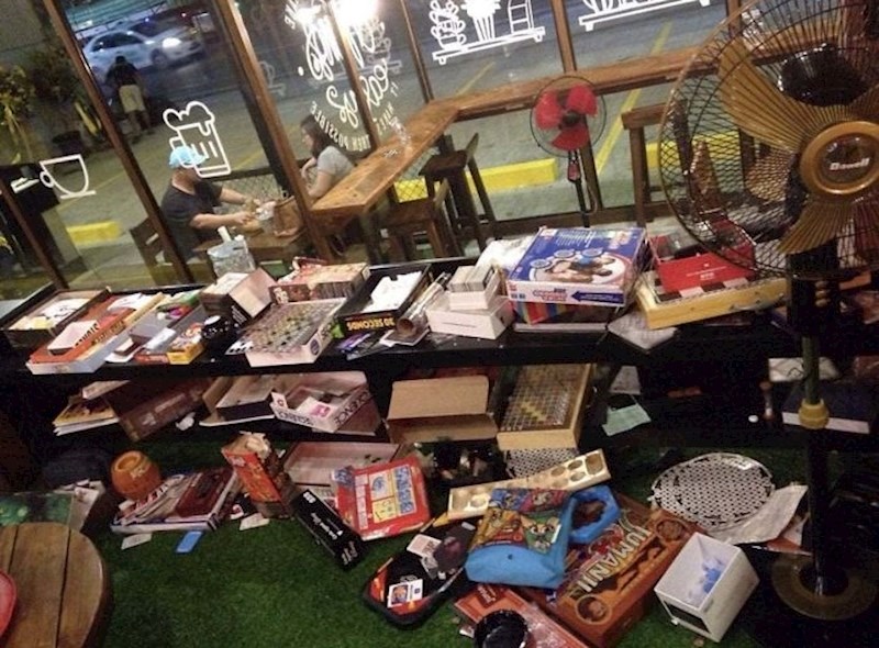 Kafić je gostima nudio besplatno igranje društvenih igara. Nakon tjedan dana je sve bilo izmiješano i razbacano.