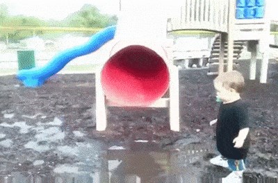 Tata je djecu odveo na igralište, no ovaj tobogan nikako nije bio dobar izbor