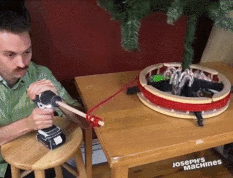 Nećete vjerovati kako je ovaj muškarac nakitio božićno drvce