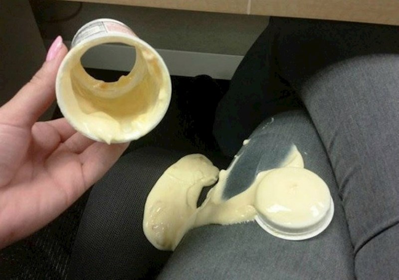 Ma krasno. Ovaj jogurt joj je pokvario dan.