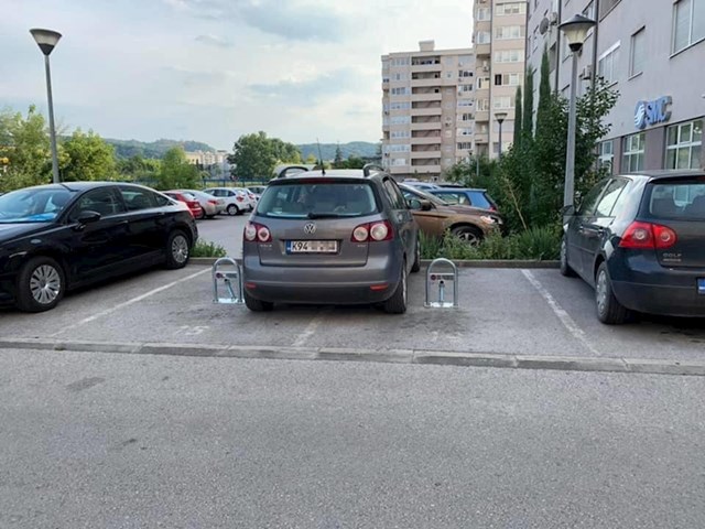 Pogledajte kako je parkirao auto: