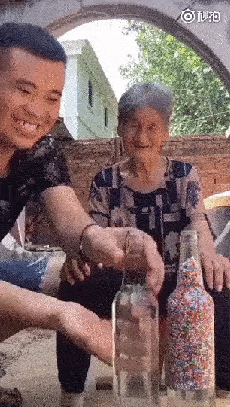 Mladić je uzeo boce i svojim trikom zadivio baku