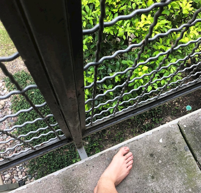 Manji kućni ljubimci bez problema mogu pasti s ovog balkona.