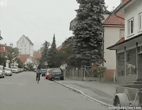 TROLLANJE NA CESTI Djevojka je vozaču dala znak kamo će skrenuti, a onda ga je vrhunski zeznula...