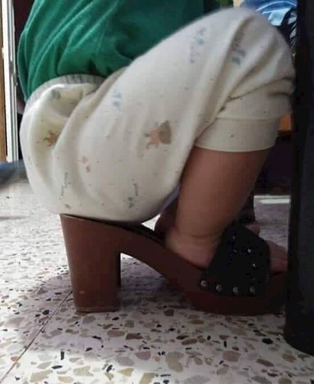 Ovo dijete je maminu obuću koristilo i kao mjesto za sjedenje. :)
