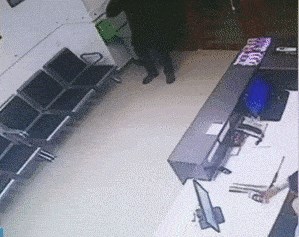 Čovjek u bolnici nije znao koristiti navlake za cipele, nasmijat ćete se kad vidite gdje ih je navukao