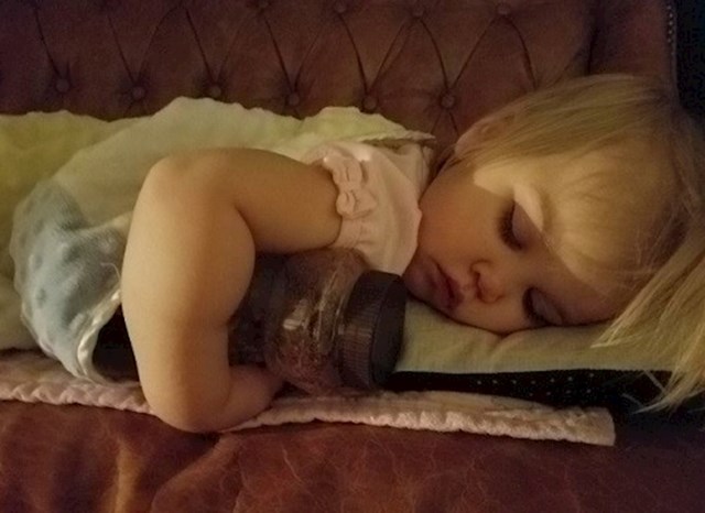 Dok druga djeca spavaju s plišanim igračkama, ova klinka voli spavati sa staklenkom punom kikirikija.