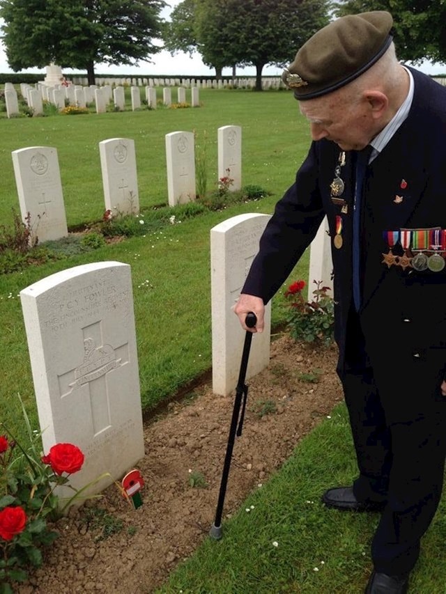 "Moj djed odaje počast prijatelju koji nije preživio rat."