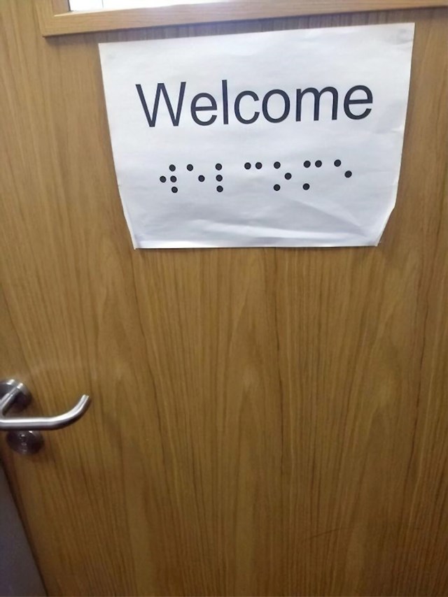 Poruka na Brailleovom pismu isprintana na običnom ravnom papiru...