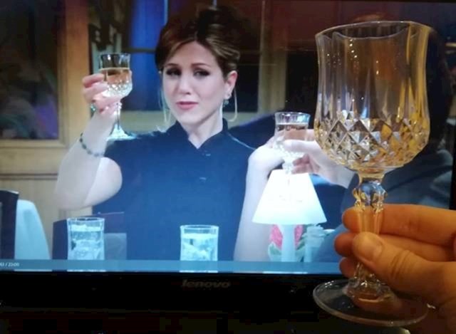 Ono kad kod kuće pijete piće i gledate TV... i odjednom Jennifer Aniston nazdravi sa skroz istom čašom... Živjeli!