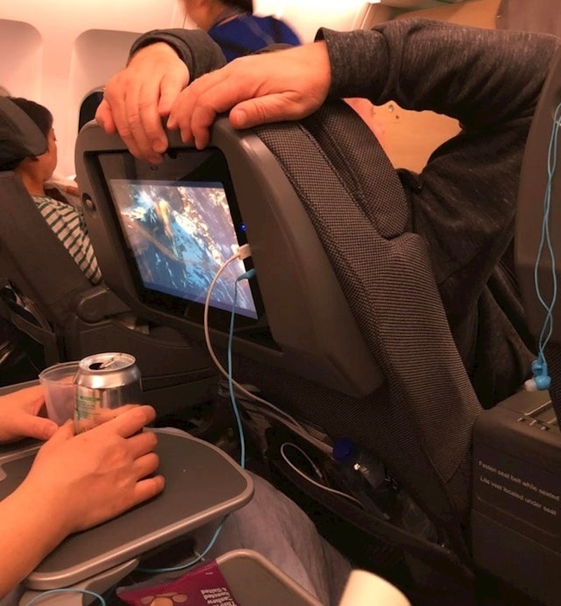 Kad netko ispred vas cijelo vrijeme diže i spušta sjedalo...