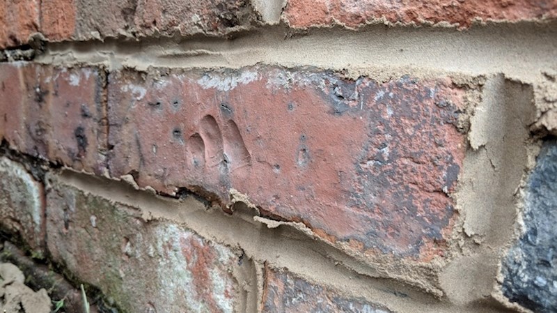 Ova 100 godina stara cigla ima otisak prstiju osobe koja ju je napravila.