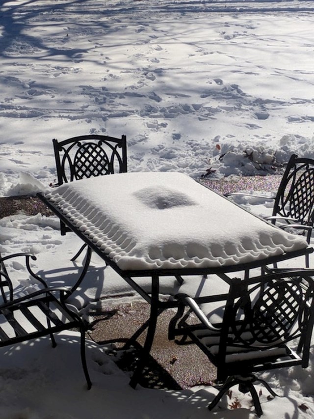 Podsjeća li vas snijeg na ovom stolu na punjeno lisnato tijesto?