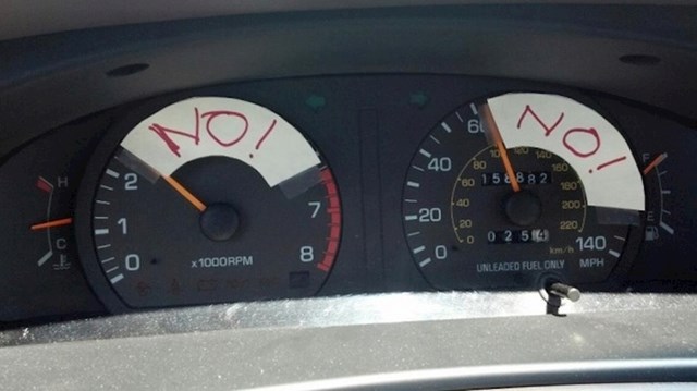 Djevojka je dobila svoj prvi auto, tata je našao način da joj ograniči brzinu vožnje.