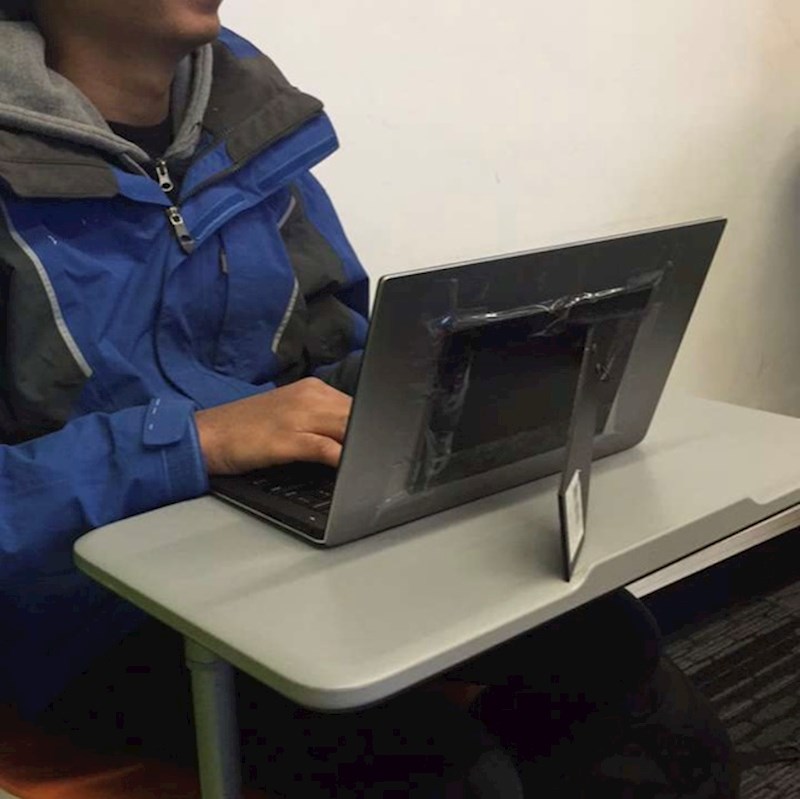 "Nešto je puklo i ekran laptopa više nije mogao stajati uspravno. Problem sam riješio pomoću okvira za fotografiju."