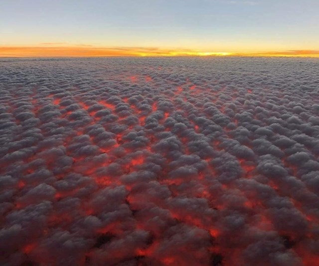 Zalazak sunca slikan iznad oblaka