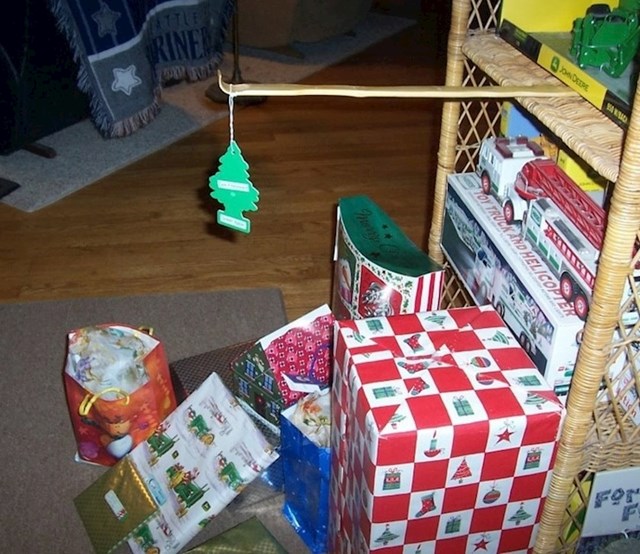 Te godine nisu uspjeli nabaviti božićno drvce pa su našli bar minijaturnu zamjenu...