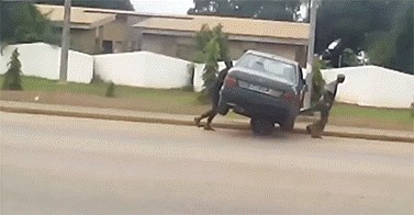 MUŠKARCI, KOLICA I MERCEDES Ostali vozači nisu mogli vjerovati svojim očima kad su vidjeli ovo