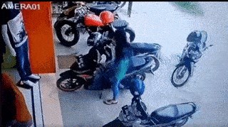 Odlazak s parkirališta je za ovu djevojku bio skoro nemoguća misija