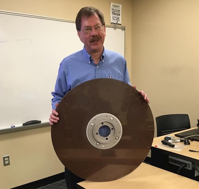 Ovako izgleda disk od 10 megabajta koji je napravljen 60-ih godina prošlog stoljeća.