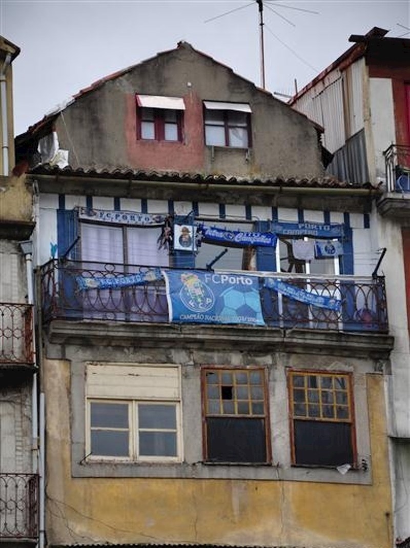 Veliki obožavatelj FC Porta pretvorio je svoj balkon u nešto posebno.