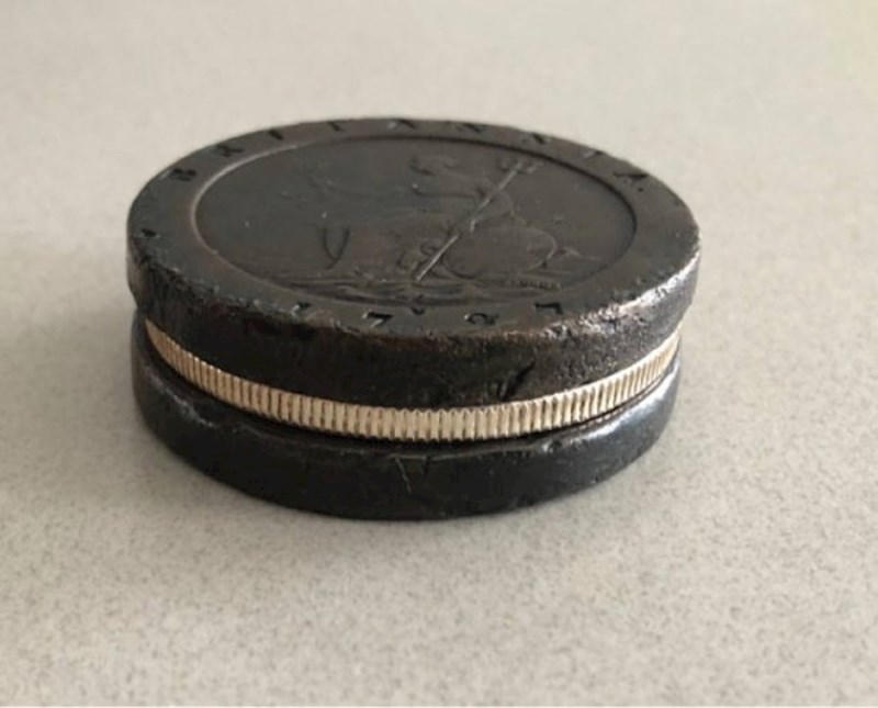 Na prvi pogled izgleda kao Oreo keks...