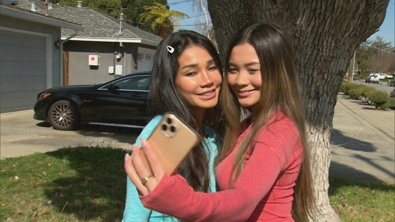 Nevjerojatno mladolika mama zadivila javnost: Možete li prepoznati tko je ovdje kćer?