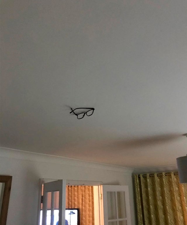 "Zalijepio sam tatine naočale na strop. Svaki dan ću dodati novi predmet, dok god on to ne primijeti."