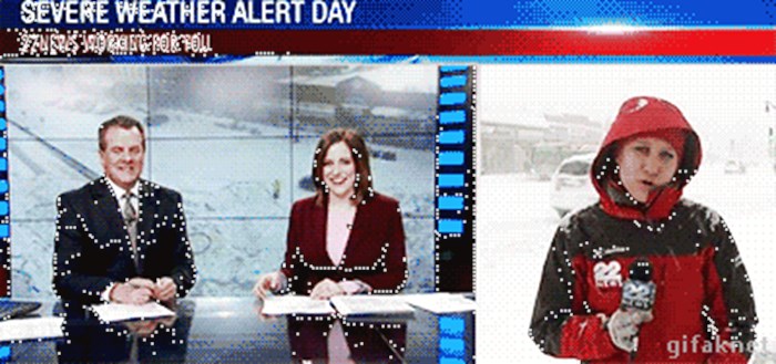 TV reporterka je izvještavala o snijegu i kaosu u gradu, no svi su gledali osobu koja se pojavila iza nje