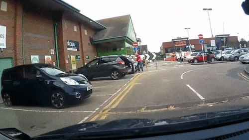 Muškarac otvorio prtljažnik kako bi utovario kupljene stvari, iz auta iskočio neobičan putnik